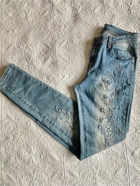 Light Wash Embroidered Skinny Jeans - Women's - Unique